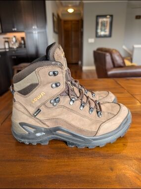 Men's Lowa Renegade Size 9 Hiking Boots - Vibram Sole